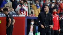 Simeone mira al video marcador en la jugada del penalti a Luis Su&aacute;rez. 