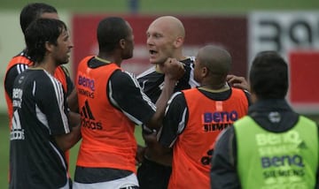 Julio Baptista, Raúl y Roberto Carlos tratan de separar a Gravesen.