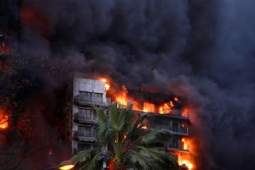 Un incendio de grandes dimensiones arrasa un edificio de 14 plantas generando una gran columna  de fuego y una densa humareda dificultano a los bomberos las labores de extición.