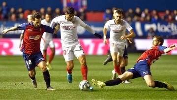 Sevilla&#039;s Argentinian midfielder Ever Banega (C) vies with Osasuna&#039;s Spanish midfielder Ruben Garcia (L) and Osasuna&#039;s Serbian midfielder Darko Brasanac (R) during the Spanish league football match between CA Osasuna and Sevilla FC at El Sa