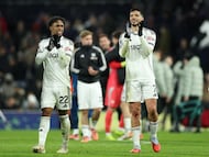 Soccer Football - Premier League - Fulham v Chelsea - Craven Cottage, London, Britain - January 7, 2026 Fulham's Raul Jimenez and Kevin applaud fans after the match Action Images via Reuters/Andrew Boyers EDITORIAL USE ONLY. NO USE WITH UNAUTHORIZED AUDIO, VIDEO, DATA, FIXTURE LISTS, CLUB/LEAGUE LOGOS OR 'LIVE' SERVICES. ONLINE IN-MATCH USE LIMITED TO 120 IMAGES, NO VIDEO EMULATION. NO USE IN BETTING, GAMES OR SINGLE CLUB/LEAGUE/PLAYER PUBLICATIONS. PLEASE CONTACT YOUR ACCOUNT REPRESENTATIVE FOR FURTHER DETAILS..