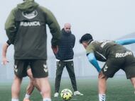 Claudio Giráldez, entrenador del Celta, durante una sesión de trabajo de su equipo.