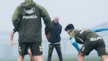 Claudio Giráldez, entrenador del Celta, durante una sesión de trabajo de su equipo.