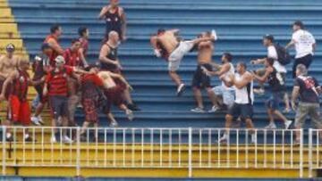 Duros enfrentamientos entre aficionados del Atl&eacute;tico Paranaense y Vasco da Gama que han desatado la alarma en el mundo del f&uacute;tbol.