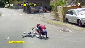 Egan Bernal se cae en la etapa 17 del Tour de Francia.