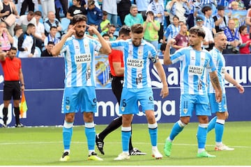 Juande es felicitado por Genaro por su gol.