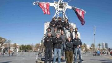 Los regatistas de la Barcelona World Race junto a la emblemática 'Dama del Mil,leni' de la Fura dels Baus.