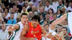 <b>UN PARTIDO MÁS INTENSO. </b>Ricky Rubio trata de superar a Jaka Lakovic, compañero en el Regal Barcelona y ayer rival.