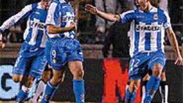 <b>MARCÓ DIEGO</B>. Tristán, que entró en la segunda parte, lanzó la falta que supuso el gol del triunfo y el liderato para el Deportivo.