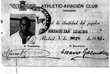 El carné de Manuel Sedano con el Atlético Aviación. 