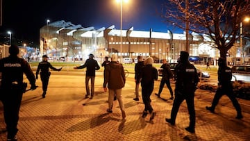 Agentes de la Ertzaintza escoltan a varios aficionados del Zenit de San Petersburgo, momentos antes del encuentro de la Liga Europa ante la Real Sociedad, en el estadio de Anoeta de San Sebasti&aacute;n. 