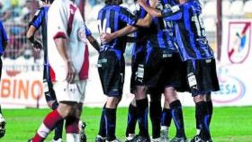 <b>GOLAZO ESPECTACULAR. </b>Borja, felicitado en la imagen por los compañeros, batió desde lejos y de falta directa a Cobeño por la escuadra.