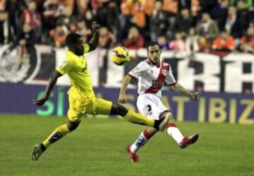 El defensa del Rayo Vallecano "Nacho" Martínez ante el delantero costarricense del Villarreal Joel Campbell durante el partido de la vigésimo tercera jornada de Liga de Primera División.