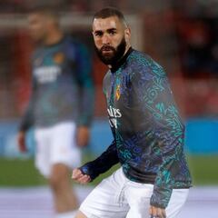 Alarm bells for Madrid as Benzema limps off in Mallorca