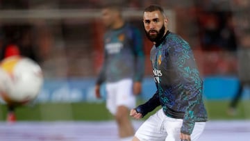 Real Madrid&#039;s French forward Karim Benzema warms up before the start of the Spanish League football match between RCD Mallorca and Real Madrid CF at the Son Moix stadium in Palma de Mallorca on March 14, 2022. (Photo by JAIME REINA / AFP)