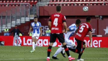 Óscar dispara la falta que acabó en gol del Leganés.