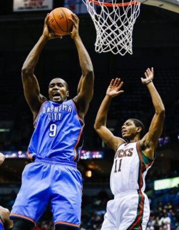 Serge Ibaka y Brandon Knight.