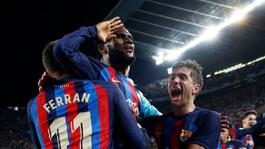 Soccer Football - LaLiga - FC Barcelona v Real Madrid - Camp Nou, Barcelona, Spain - March 19, 2023 FC Barcelona's Franck Kessie celebrates scoring their second goal with Ferran Torres and Sergi Roberto REUTERS/Juan Medina