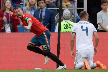 Sergio Ramos celebra el 1-0 de Sergey Ignashevich en propia puerta. 