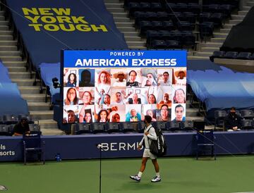 Aficionados al tenis saludan telemáticamente a Novak Djokovic mientras camina hacia la cancha para jugar contra el bosnio Damir Dzumhur en el US Open. El serbio se impuso cómodamente (6-1, 6-4 y 6-1) en su debut en un campeonato que se disputa a puerta cerrada por las medidas de prevención del coronavirus.