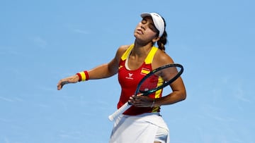 Tennis - Billie Jean King Cup Finals - Quarter Finals - Spain v Ukraine - Shenzhen Bay Sports Centre Arena, Shenzhen, China - September 17, 2025 Spain's Jessica Bouzas Maneiro reacts during her singles match against Ukraine's Marta Kostyuk REUTERS/Tingshu Wang