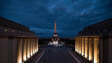 Paris (France), 22/07/2024.- The Eiffel Tower, decorated with the illuminated Olympic rings is seen from the Trocadero in Paris, France, 22 July 2024. The opening ceremony of the Paris 2024 Olympic Games will begin with a nautical parade on the Seine and end on the protocol stage in front of the Eiffel Tower on 26 July. (Francia) EFE/EPA/ALEX PLAVEVSKI