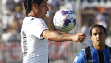 Jaime Vald&eacute;s dominando el bal&oacute;n. Atr&aacute;s Claudio Mu&ntilde;oz.