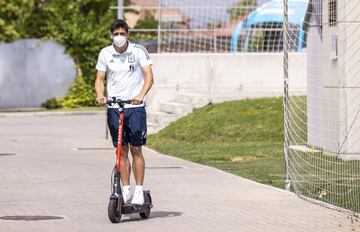 Los jugadores y cuerpo técnico se mueven en patinete durante su concentración para la Eurocopa por la Ciudad de Fútbol de una manera tan divertida y respetuosa para el medio ambiente como es el patinete eléctrico