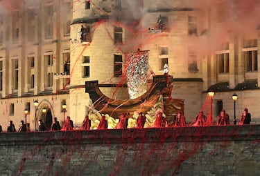 La banda de metal francesa Gojira interpreta una cancin desde La Conciergerie, edificio dnde estuvo cautiva Mara Antonieta antes de ser decapitada.