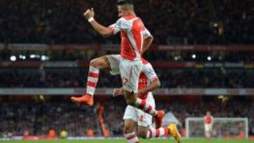 Alexis S&aacute;nchez en una imagen habitual en la presente temporada: celebrando un gol por Arsenal.