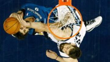 Marc Gasol (d) comete una falta sobre Ricky Rubio (i).