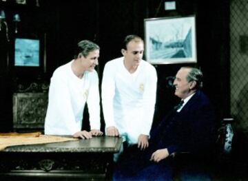 Mítica fotografía de Raymond Kopa y Alfredo Di Stéfano en el despacho de Don Santiago Bernabéu.