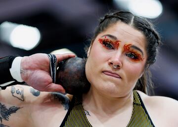 Es sobradamente conocido que el lanzamiento de peso es una prueba que requiere toda la concentracin posible,
como muestra la cara de Chase Jackson durante su participacin en la final de la reunin INIT Indoor Track and Field de
Karlsruhe (Alemania). La estadounidense a?ade a su semblante un maquillaje que impresiona a los rivales.