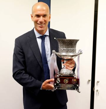 El 16 de agosto de 2017 ganó su séptimo título al frente del banquillo del Madrid, fue la Supercopa de España ante el Barcelona. En la foto, Zidane posa con el trofeo.