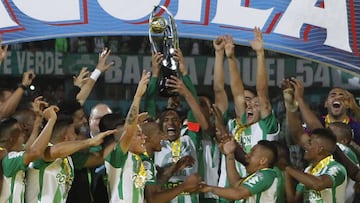 Jugadores de Nacional celebran al ganar la Copa Águila en la final ante Once Caldas