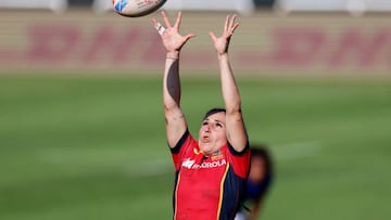 DUBAI, UNITED ARAB EMIRATES - DECEMBER 03: Amaia Erbina of Spain competes for the ball during the Women's Cup Quarterfinal match between Spain and France on Day Two of the HSBC World Rugby Women's Sevens Series - Dubai at The Sevens Stadium on December 03, 2022 in Dubai, United Arab Emirates.  (Photo by Christopher Pike/Getty Images)