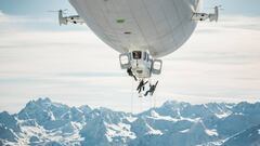 Fabian Lentsch, Stefan Ager y Andreas Gumpenberger a bordo de un enorme zeppelin blanco sobre Mittagsspitze, en Austria.