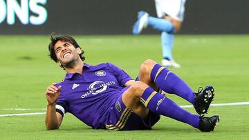Kaká, seis semanas de baja, recurrió a la Biblia tras su lesión