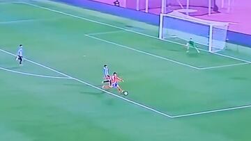 Damián Pizarro tuvo una chance para marcar, pero su remate se fue a cualquier parte: ¡el ‘9′ de Chile lo está pasando mal!