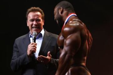 Arnold Schwarzenegger entrevistando al ganador Cedric McMillan.