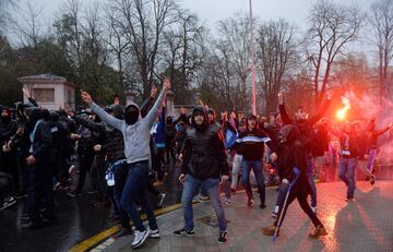 Ultras del Olympique de Marsella en las inmediaciones del estadio de San Mamés.