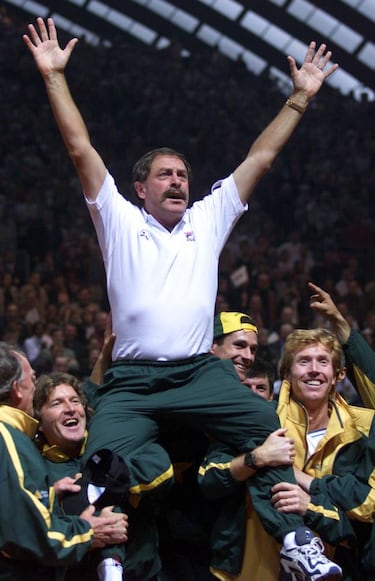 John Newcombe: el bigote más famoso del tenis, el gran sacador