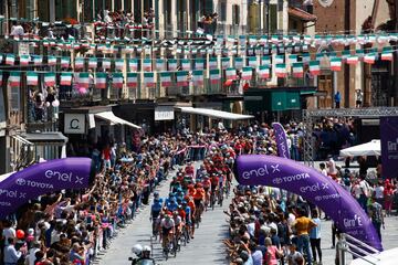 Decimosegunda etapa entre Cuneo y Pinerolo de 156 km.