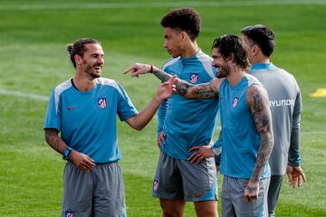 Antoine Griezmann y Rodrigo de Paul durante el entrenamiento. 