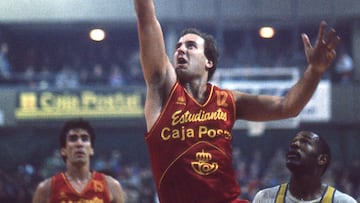 John Pinone, con el Estudiantes Caja Postal.