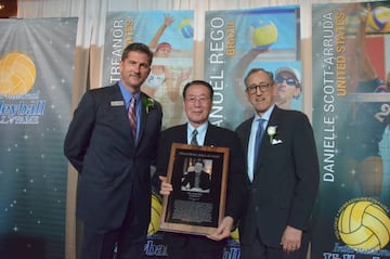 Man Bok Park recibe su placa conmemorativa al entrar en el Volleyball Hall of Fame.