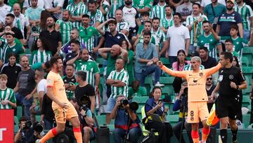 Griezmann muestra su alegría tras marcar gol ante el Betis.