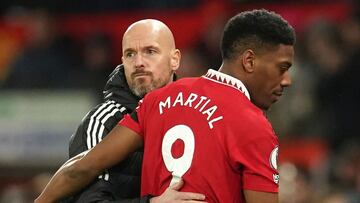 Erik ten Hag y Anthony Martial, entrenador y jugador del Manchester United, se saludan en la sustitución del francés.