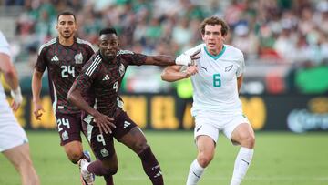 PASADENA, CALIFORNIA - SEPTEMBER 07: Julian Quinones #9 of Mexico and Joe Bell #6 of New Zealand look to control the ball in the first half of an International Friendly match at Rose Bowl Stadium on September 07, 2024 in Pasadena, California. Meg Oliphant/Getty Images/AFP (Photo by Meg Oliphant / GETTY IMAGES NORTH AMERICA / Getty Images via AFP)