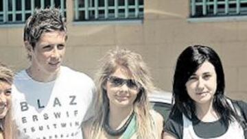 <b>LA ATRACCIÓN. </b>Torres fue, una vez más, el jugador más solicitado por las aficionadas rojiblancas.